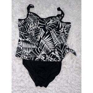 Maxine Of Hollywood Women’s Sz. 16 One Piece Black & Wht Design Swimsuit. Pretty